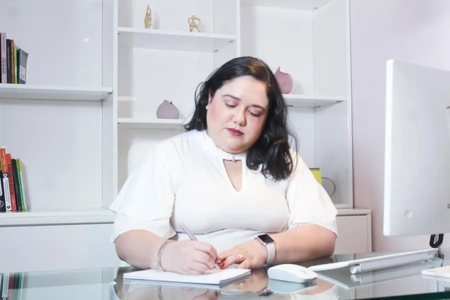 Renata Lima a trabalhar no consultório